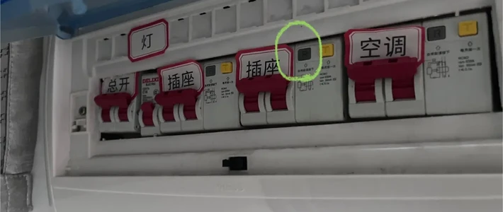 同一张床上桌，一篇攻略吹爆、一篇骂它闲置第一？核对50多篇宿舍帖：下单前先回答3个问题