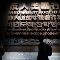 刷屏的新加坡731纪录片，刷屏帖却把学者名字都写错了：我核了新华社和人民日报的信源，正确信息、观看渠道和三个看点一次理清
