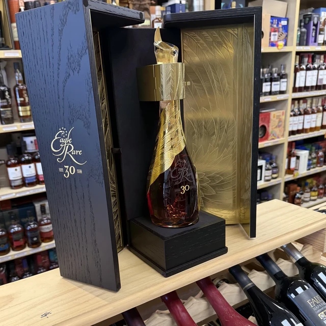 酿百元口粮的酒厂，甩出一瓶12500美元的波本：Eagle Rare 30 发布，水牛足迹在下一盘什么棋