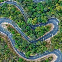 秦岭跑山悲剧还在发酵：翻完今年爆火的跑山事故视频，我发现杀手不是弯道，是那条中线