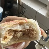 鲜肉月饼正处在不用排队的窗口期：光明邨排队15分钟、詹记2.5元一个、盒马口碑两极——今年第一口先对完这三条路再吃