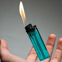 高铁能带2个，飞机0个：翻完官方目录和吐槽帖，我把夏天出门带打火机的规则整理成了速查表