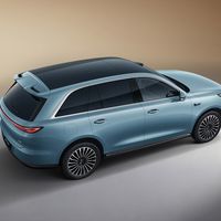 V8X上市22.68万起，却被自家长城H10截胡：顶配只差3000块，三个问题定答案，成都车展同馆对挑