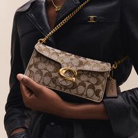 Coach业绩大涨24%，股价却单日跌16.55%：这份财报里藏着“包要变贵”的三个信号，买前先看