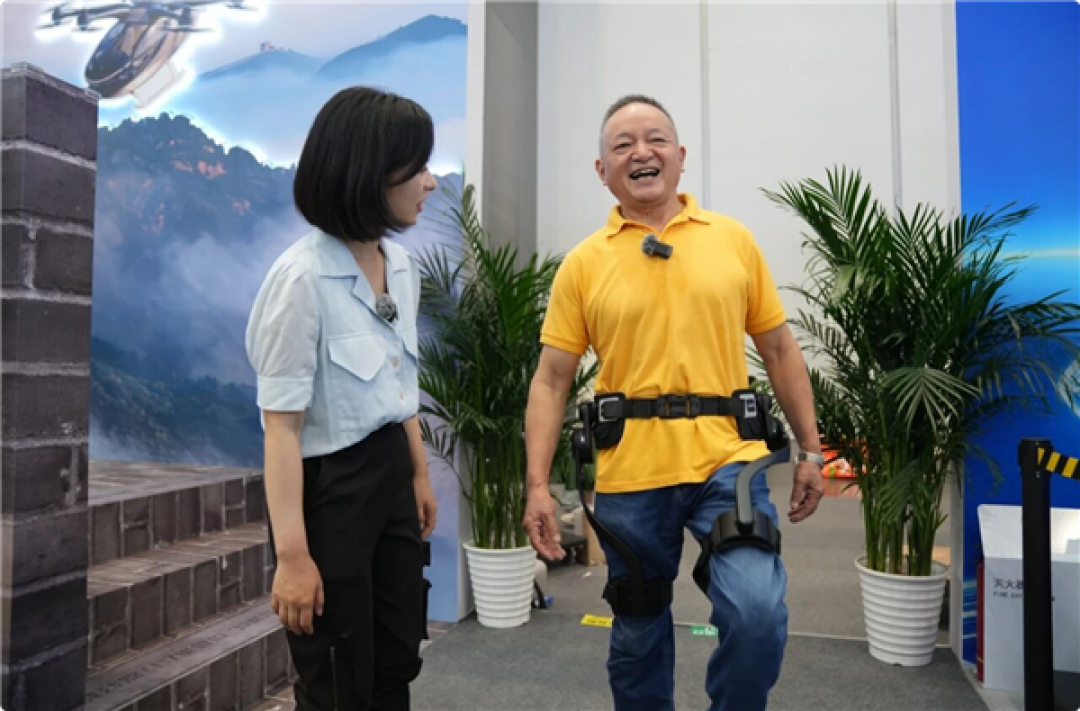 94岁抗美援朝老兵体验外骨骼:国产智能科技飞速进步倍感欣慰
