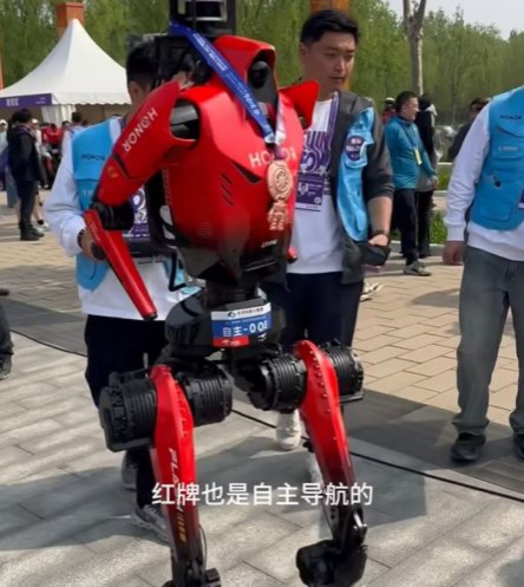 峰哥勇闯机器人大会:机器人不卷才艺卷大脑,都在排队等上岗