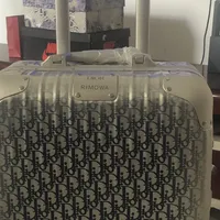 3000块买3万的日默瓦Dior联名？翻了一堆“一折”帖，我发现连序列号都能克隆