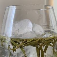 冷泡白茶第一课：别碰老白茶，银针不划算，白牡丹才是夏天的性价比之王