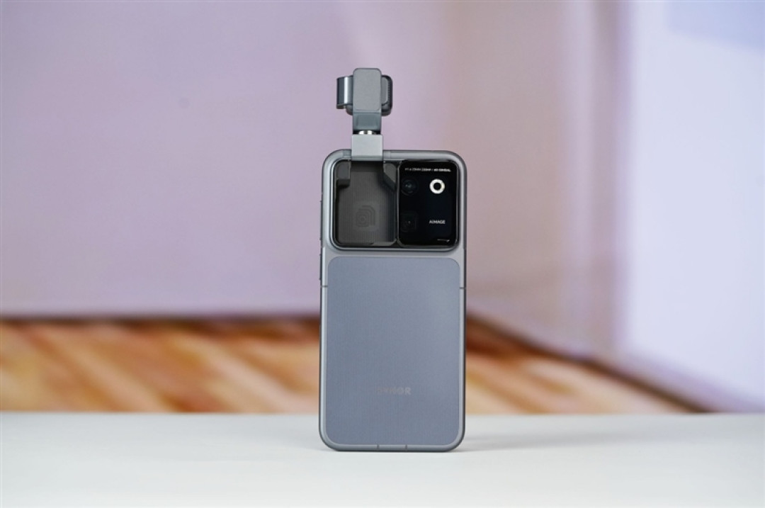 三轴云台+双2亿像素还有阿莱影像 荣耀Robot Phone手机评测：全新物种机器人手机诞生