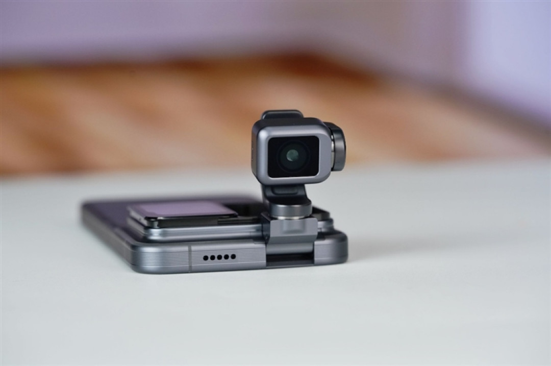 三轴云台+双2亿像素还有阿莱影像 荣耀Robot Phone手机评测：全新物种机器人手机诞生