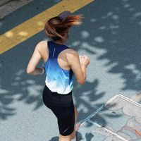 夏训LSD跑2小时,汗水可能带走4-6克钠:补给时间线、出汗率自测和四类补给怎么选,秋赛前练起来