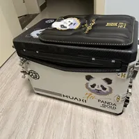 钓箱越做越轻，但太轻真会翻：替走路钓鱼的人算明白轻量化这笔账