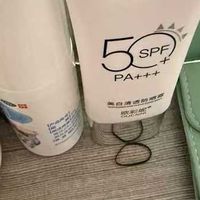 军训胳膊肘关节，曲臂、立正稍息动作，肘关节皮肤反复屈伸拉扯，