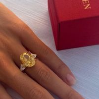拉塞尔用"百万级黄钻"求婚：全网都猜是格拉夫，我把这枚戒指扒明白了
