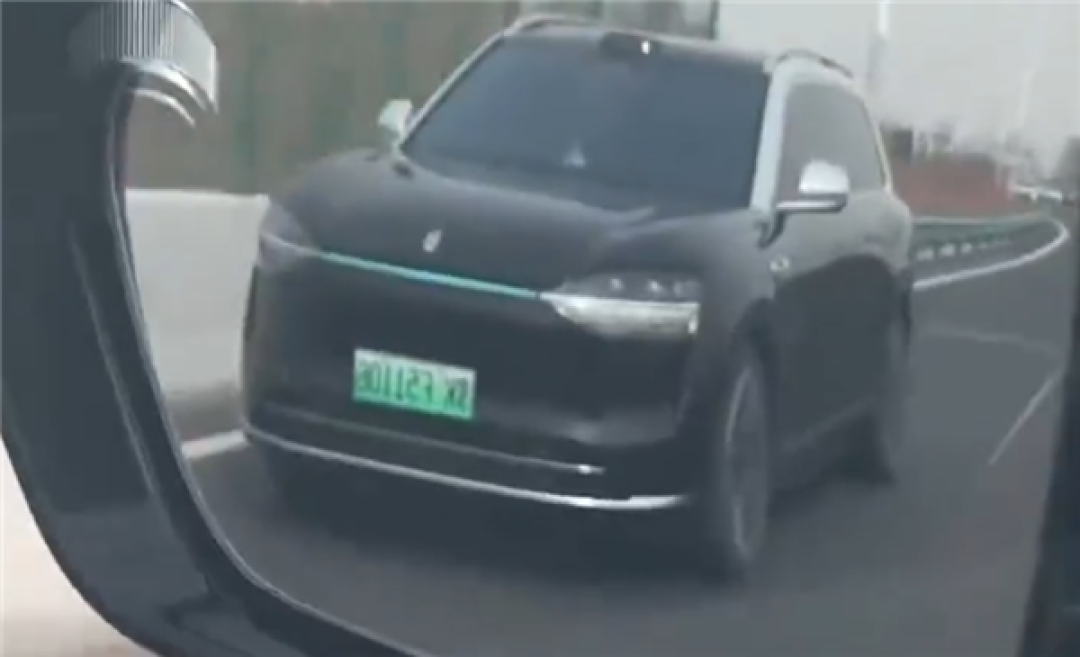 均未锁车!服务区两台问界M9撞款:一人开错车 另一人一路追赶