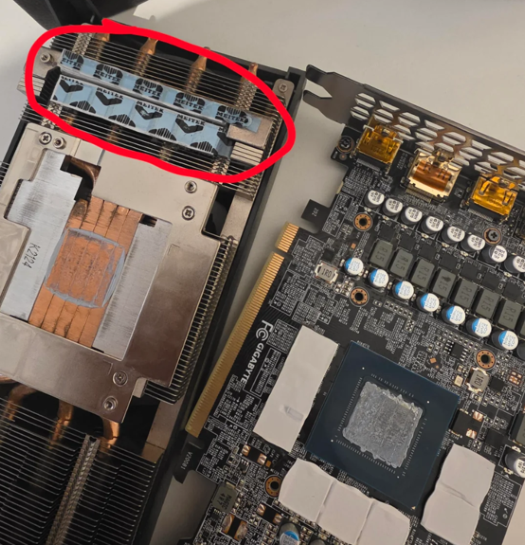 技嘉RTX 3070用了5年疯狂黑屏,才发现散热贴保护膜根本没撕!