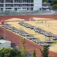 珀莱雅盾护从90元涨到169元还被疯抢：我把三个平台的军训防晒帖对完了，谁是广告谁是真口碑、14天该买多少ml，一次讲清