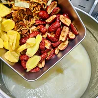 同为秋梨膏，有的配料第一位是梨，有的连前三都进不了：核对全网90多篇内容，我把配料四查法、不能喝名单和成本账整理出来了