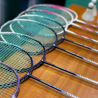 开学季第一支球拍:一百块能买全碳素,186元能捡尤尼克斯,但先看懂市场三档价再付钱