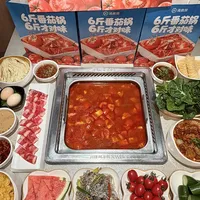 海底捞把"6斤番茄锅"推成了主角：六小龄童当推荐官、三城开公园，但万赞差评说它"一锅番茄酱"