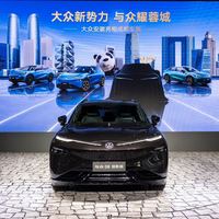 23万标配布雷博+倍耐力P Zero：成都车展这台最“夯”的家用电SUV，贵在后面四条胎