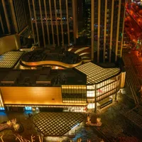 同一个胖东来，有人“滤镜碎一地，改签逃离”，有人“感受到了威力”：对完两篇爆帖和800多条评论，我发现差的不是口碑，是去的店和逛的方式