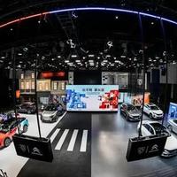 成都车展豪华品牌集体缺席，路虎卫士直降17万背后，豪车市场彻底变天了
