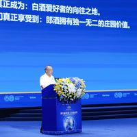 郎酒官宣与拉菲结盟，青花郎限量联名礼盒亮相：故事升温的同时酒价跌破700，怎么看