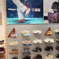 Clarks在三里屯攒了个「袋鼠局」：复古新店、Moncler联名、袋鼠鞋DIY都齐了，但买之前先想清楚你要走哪条线