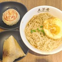 五芳斋的中秋广告又火了，但评论区最高赞的疑问是：它家还卖月饼？