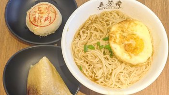 五芳斋的中秋广告又火了，但评论区最高赞的疑问是：它家还卖月饼？