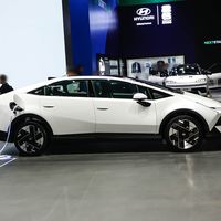 艾尼氪V预售11.99万：800V、宁德时代全系、2.9米轴距都给满，但后悬架是扭力梁，该下订还是再等等？