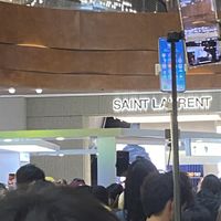 YSL香港活动“驱逐消费者”发酵4天：普通消费者该看懂什么、记住什么