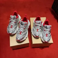 王俊凯《中餐厅》上脚的银色红底鞋刷屏了：SoFlo同款的型号、价格、渠道，一次扒清