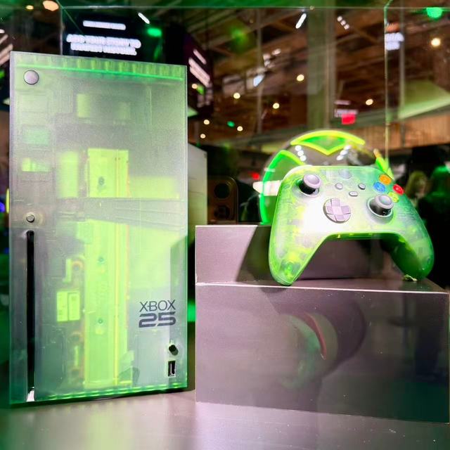 Xbox 25周年限定主机爆料：899.99美元黑色星期五发售，手柄8月26日开预购——这波情怀溢价，冲不冲？