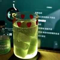 同款鸡尾酒在家调9.9元，酒吧卖128元：我把绝对伏特加最火的6个便利店调酒配方横评了一遍