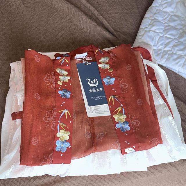重回汉唐的业主们在集体清衣柜：全新带吊牌低至3折，比等九月五折还便宜，但这三种钱别碰