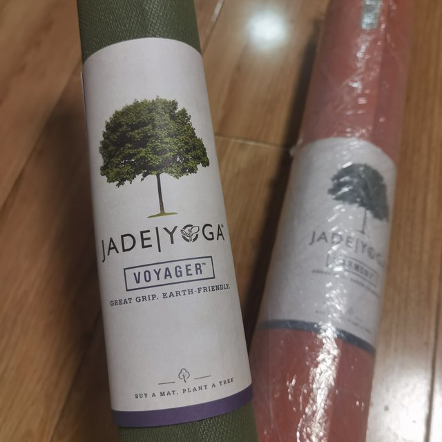 一半人吹它防滑天花板，一半人嫌它臭到想退货：Jade瑜伽垫到底适合谁