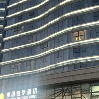 环球影城旁有两个“建国”：一家7月刚经历空调风波，两家价差最高一倍，看完再订