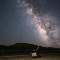 银河季进入倒计时：今年最后几个暗夜窗口，出发前先用巧摄把日子排明白