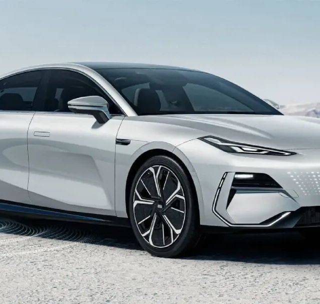 吉利固态电池能量密度达500Wh/kg,2027年试点装车但家用车短期无缘