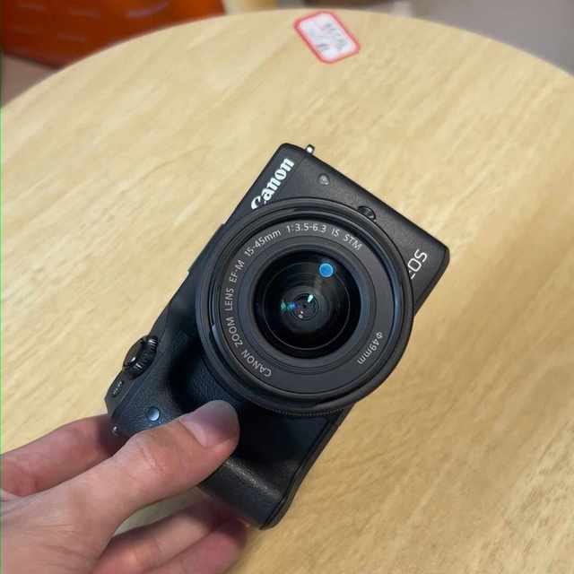 5D2跌到500块上下、EF镜头按斤卖：但二手单反这个便宜，我劝大一新生别急着捡，第一台相机的三档预算替你算了