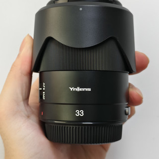 佳能至今不卖半幅大光圈定焦：这支1499元的永诺33mm F1.4，三笔账和一个风险帮你算完