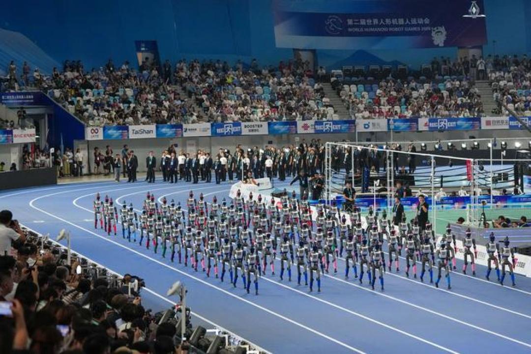 从宣誓台到百米跑赢人类，荣耀闪电开启机器人新纪元