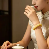 第一次买蜜蜡手串怎么挑？真假辨别+7条选购经验，看完少花冤枉钱