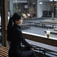 夏末户外松弛感拿捏！On昂跑运动夹克也太好穿了