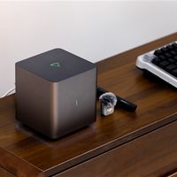 雷军发布AI Cube原型机,120B大模型塞进掌心主机本地离线运行