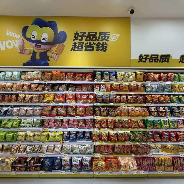 鸣鸣很忙半年营收450亿、净利22.4亿：你常逛的零食店上市后，先把这3个数字看懂再进店