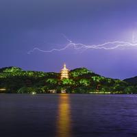 雷雨天钓鱼，你举着碳素竿就是那片水域的最高点：翻完7月两起雷击热搜和十年事故报道，这份撤退清单该存了