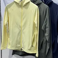 迪卡侬69元 vs 胡丁尼2590元:翻完900条吵架评论,抓绒的"天花板"是真的,但多数人不用够